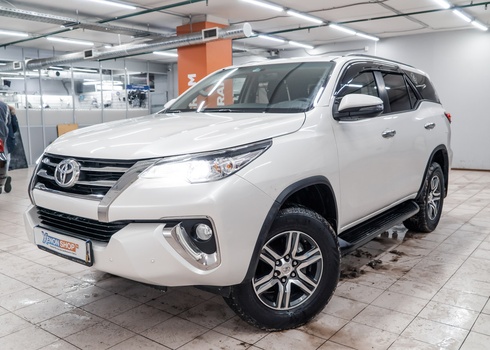 Установка светодиодов в фары Toyota Fortuner II