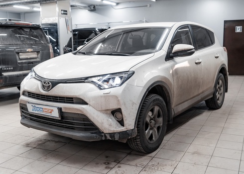 Установка светодиодных ламп в ближний свет на Toyota RAV4 CA40 рестайлинг 2018 года