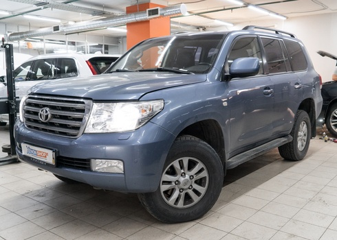 Установка светодиодных ламп в фары Toyota Land Cruiser 200 (2008)