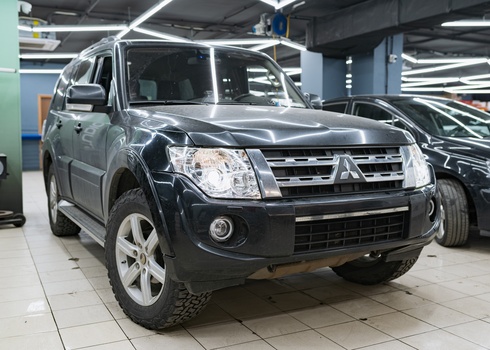 Замена отражателей штатных линз Mitsubishi Pajero 4 (2011)