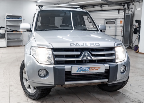 Замена ламп ближнего света на автомобиле Mitsubishi Pajero IV дорестайлинг 2010 года