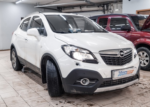 Замена перегоревших ксеноновых ламп Opel Mokka J13 на новый ксенон Philips