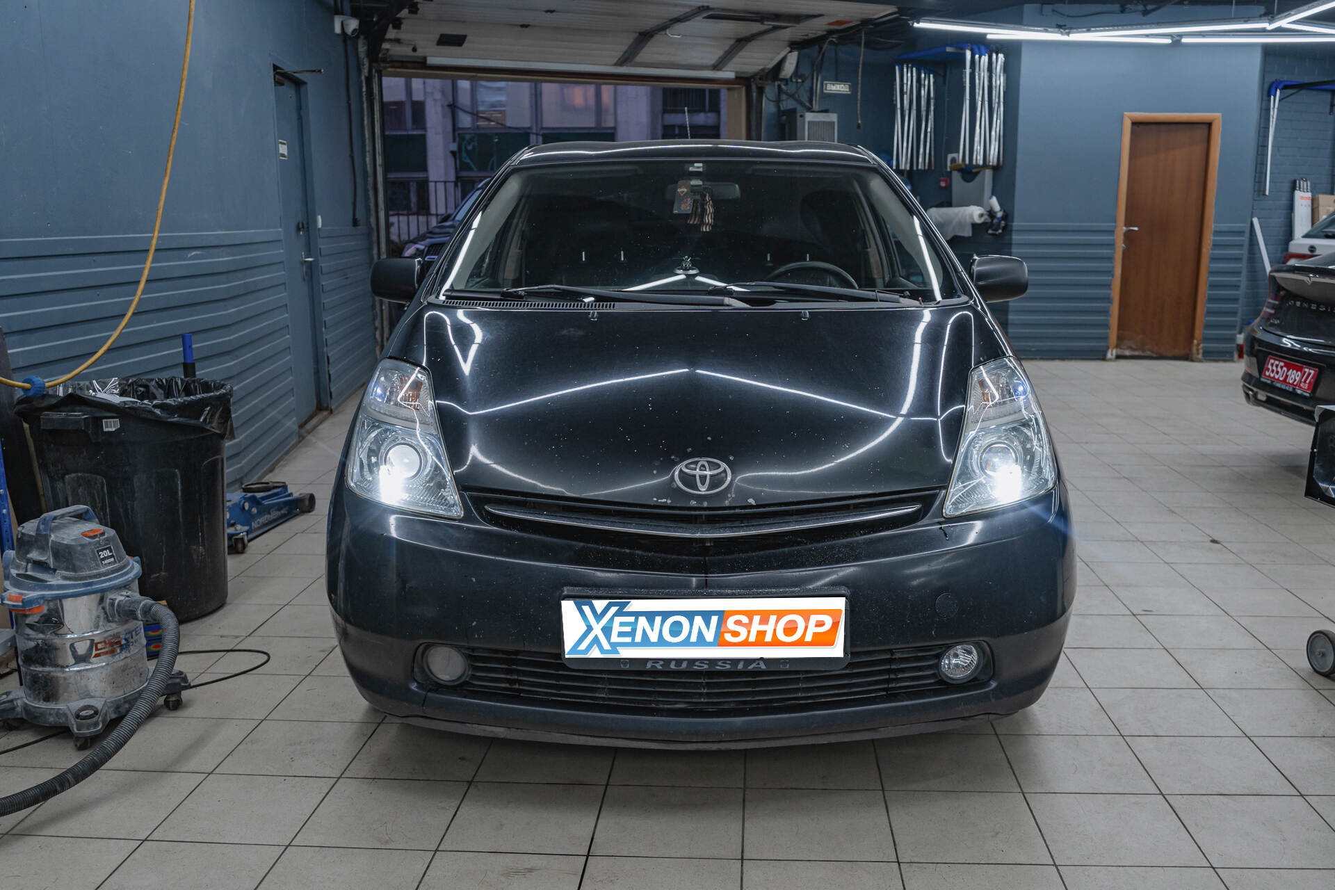 Установка LED-линз в фары Toyota Prius