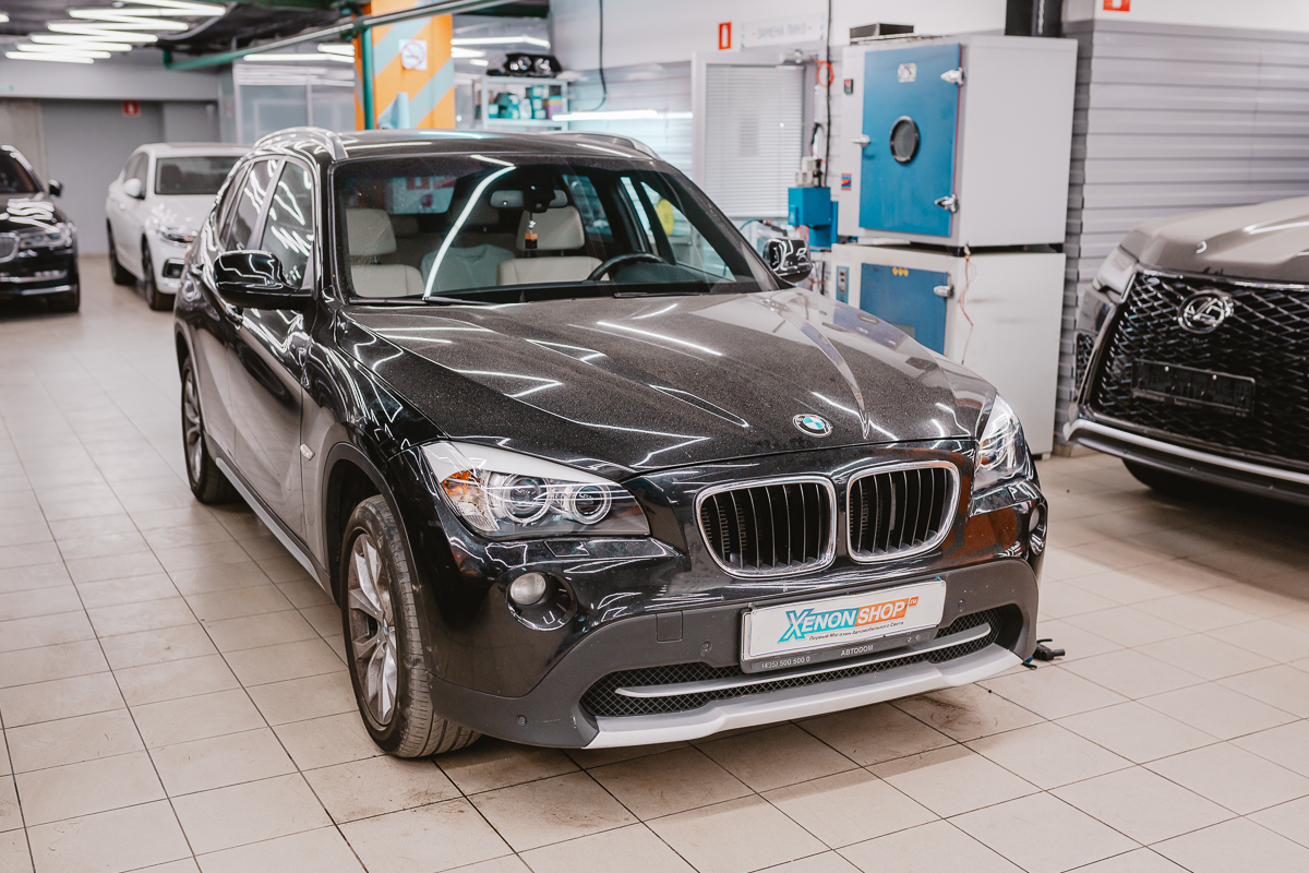 Замена линз и стёкол фар BMW X1 на светодиодные модули MTF