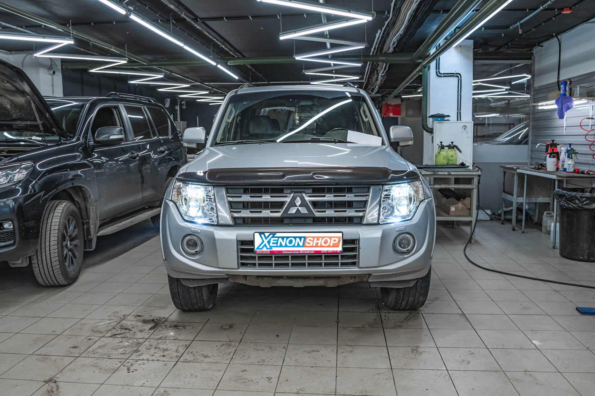 Замена штатных линз и стёкол фар Mitsubishi Pajero IV (2011)