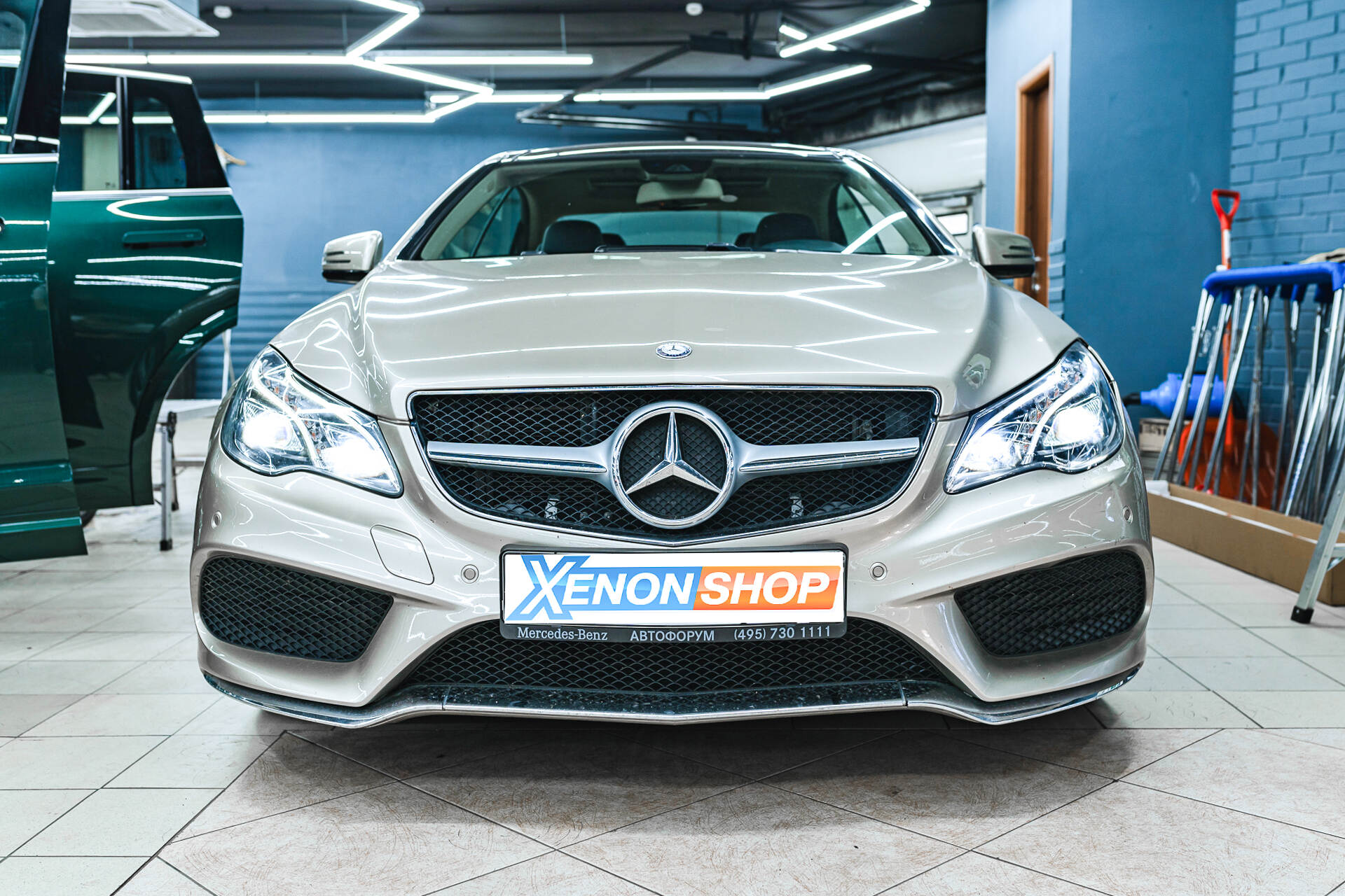 Замена стекла левой фары Mercedes-Benz C207 с заменой блоков розжига
