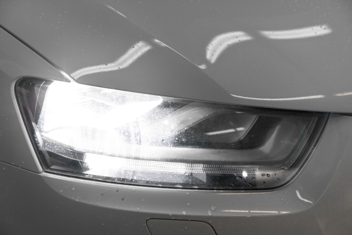 Замена галогеновых ламп Ауди КУ5 (Audi Q5) на светодиодные - Установка ...