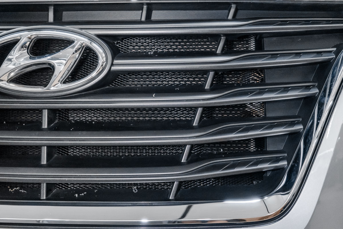 Установка сетки в решетку радиатора Хендай Гранд Старекс (Hyundai Grand ...