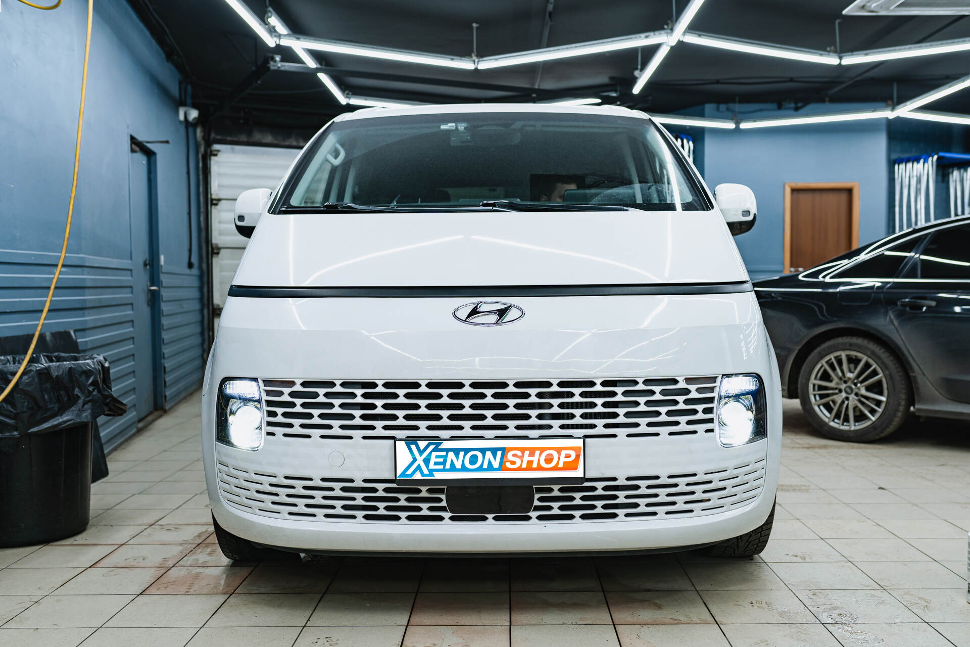 Установка линз в фары Hyundai Staria