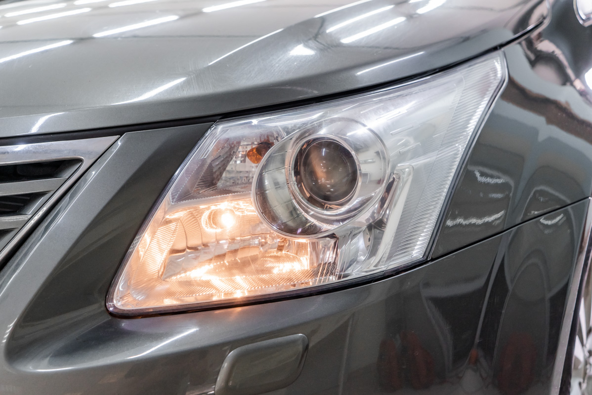 Как поменять стояночный свет на Toyota Avensis?