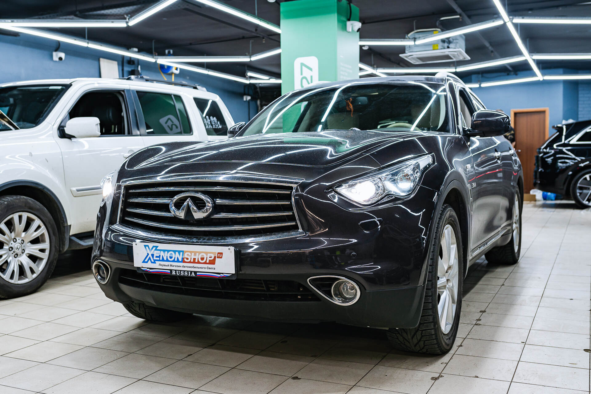 Исходный свет фар и вид автомобиля в момент обращения.