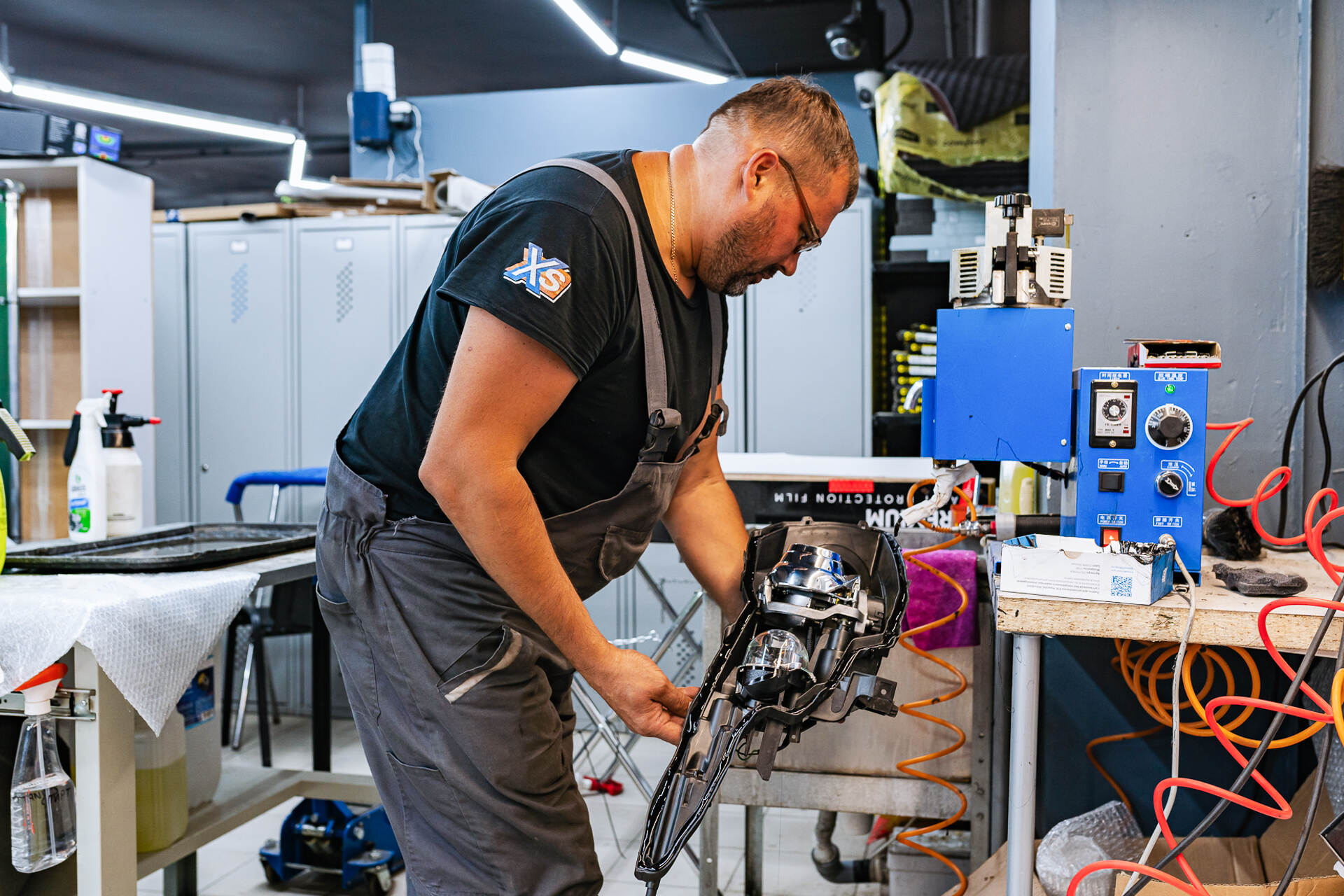 Герметизируем фары и собираем автомобиль.