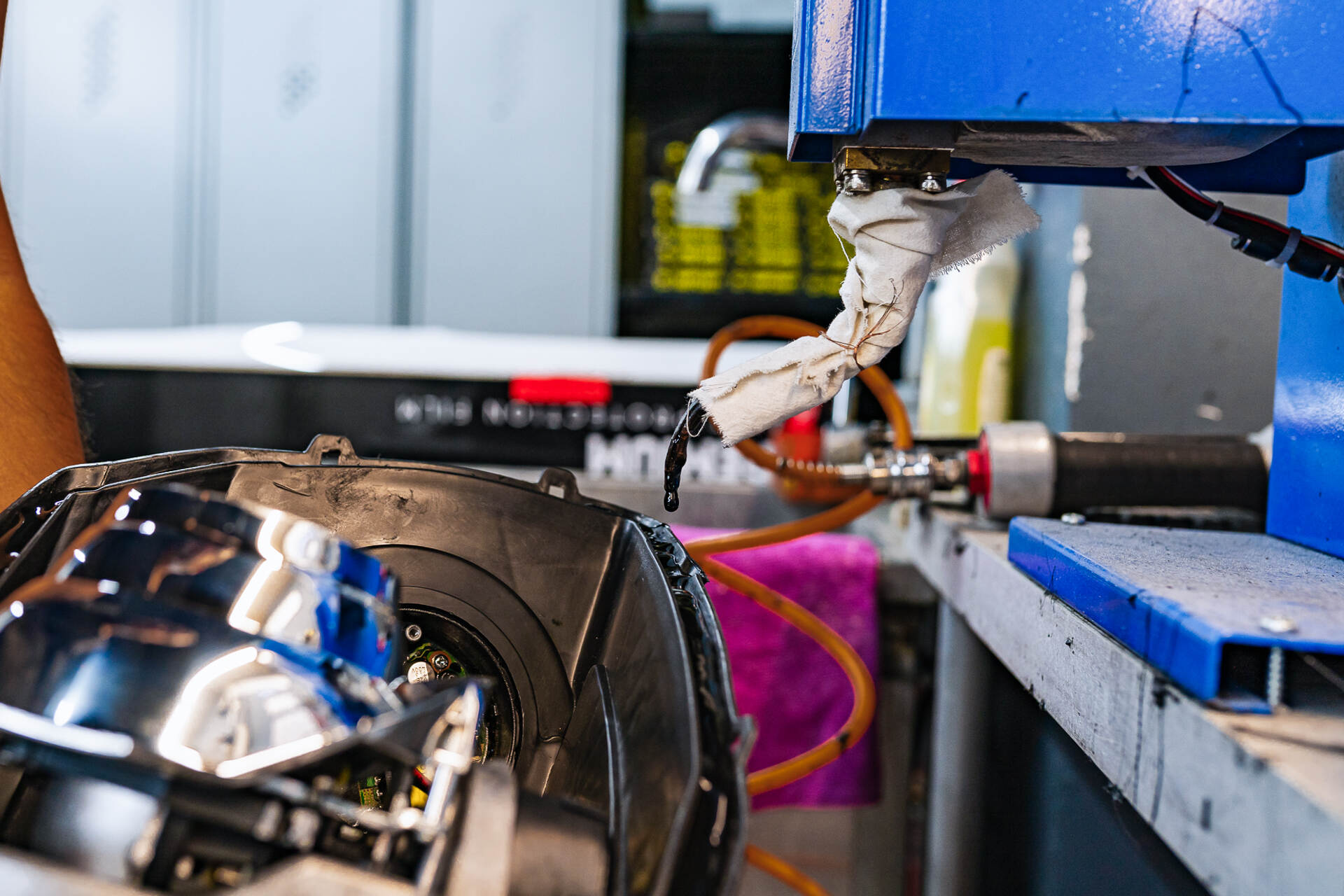 Герметизируем фары и собираем автомобиль.