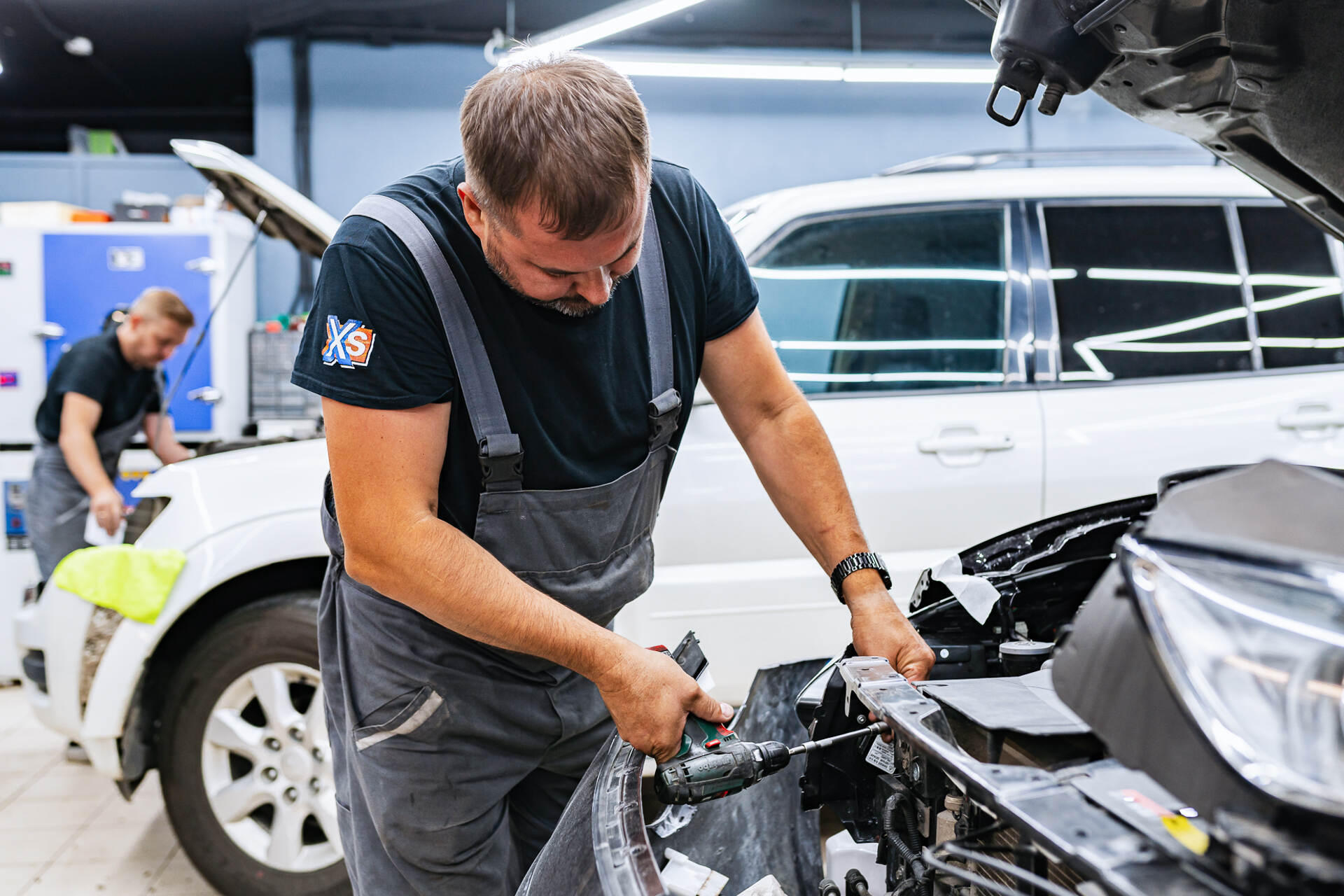 Герметизируем фары и собираем автомобиль.