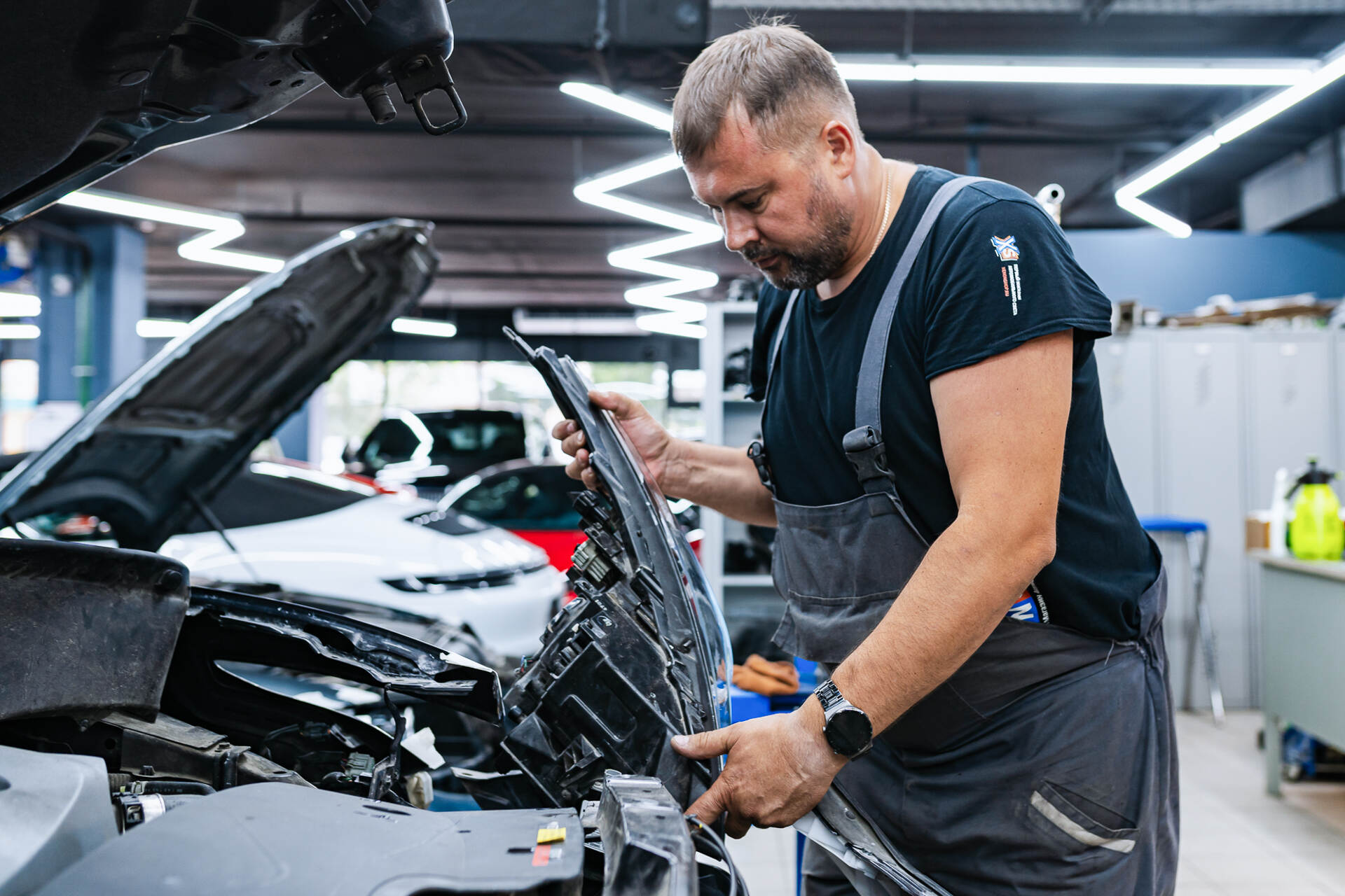 Герметизируем фары и собираем автомобиль.