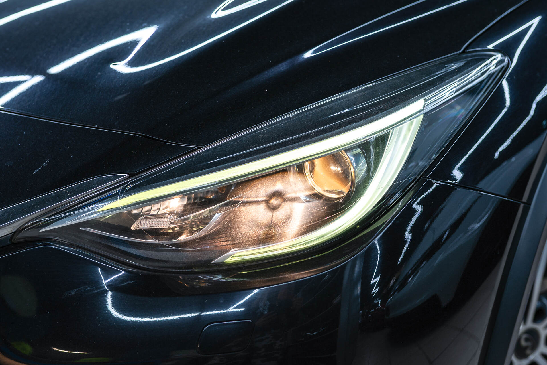 Исходный свет фар и вид автомобиля в момент обращения.