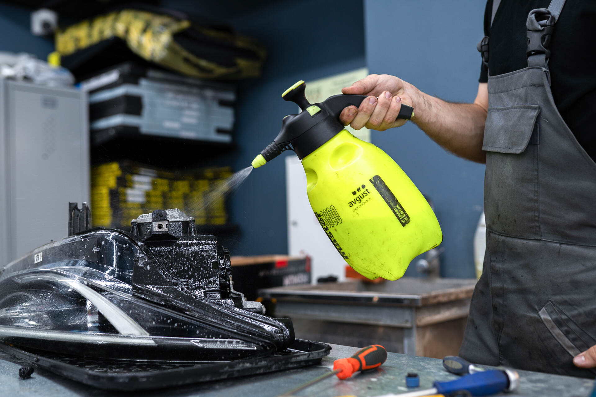 Демонтаж фар с автомобиля и их дефектовка.