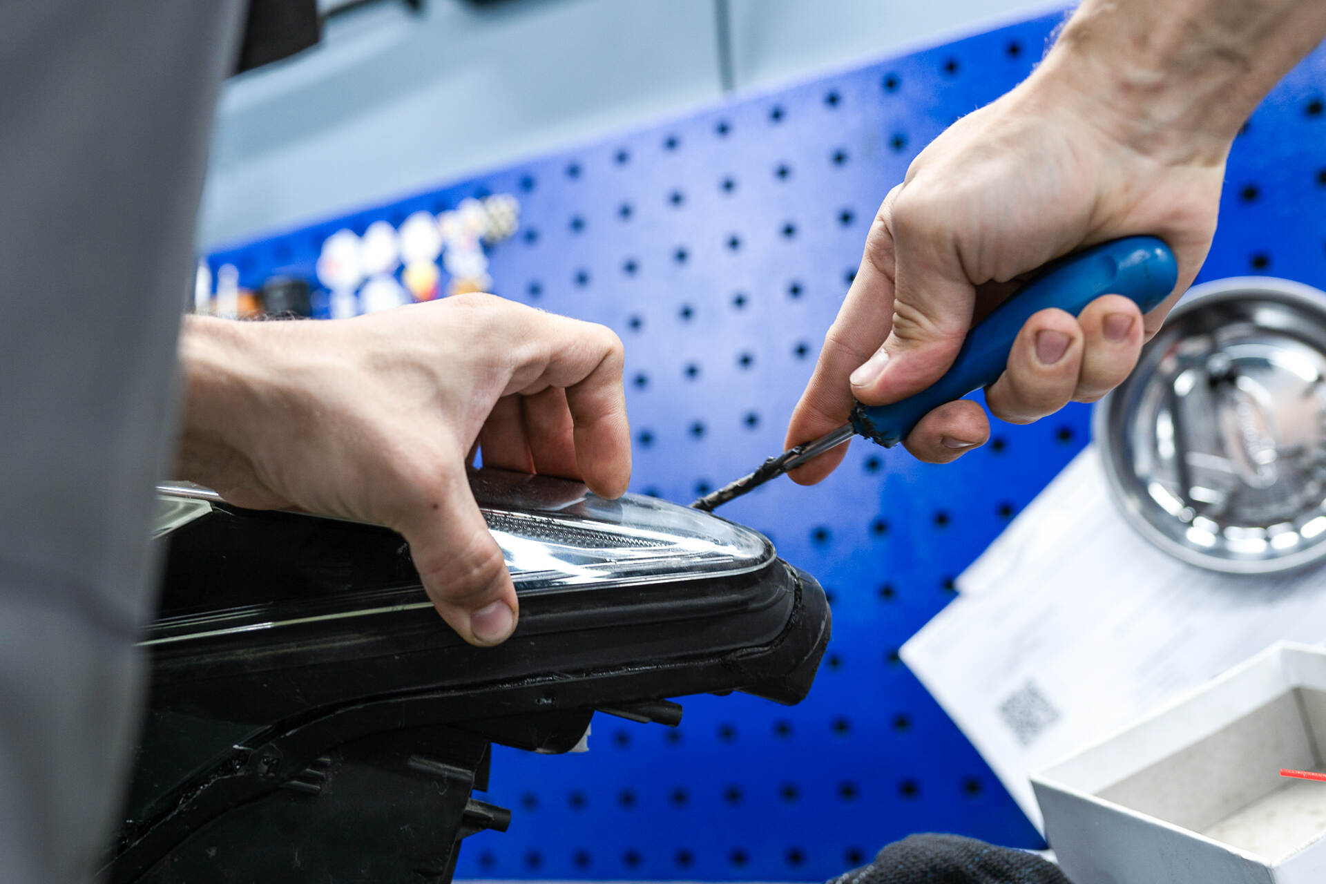 Разбираем фары и вычищаем остатки герметика.