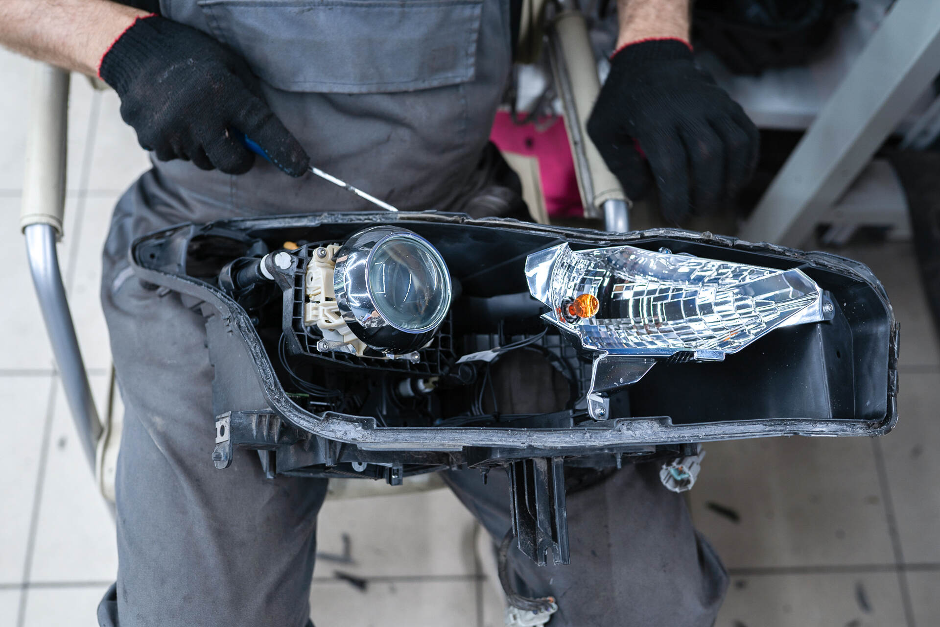 Разбираем фары и вычищаем остатки герметика.