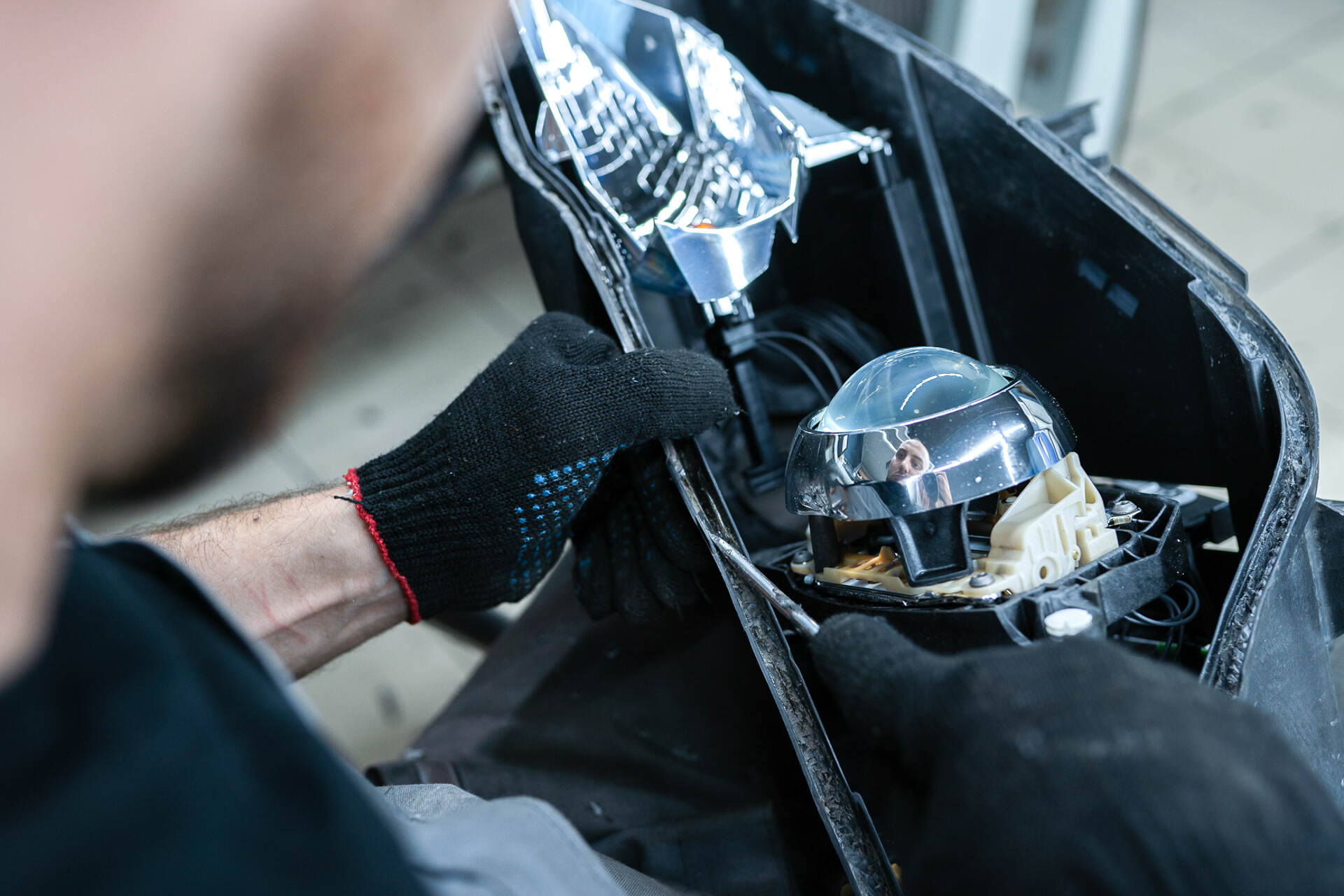 Разбираем фары и вычищаем остатки герметика.