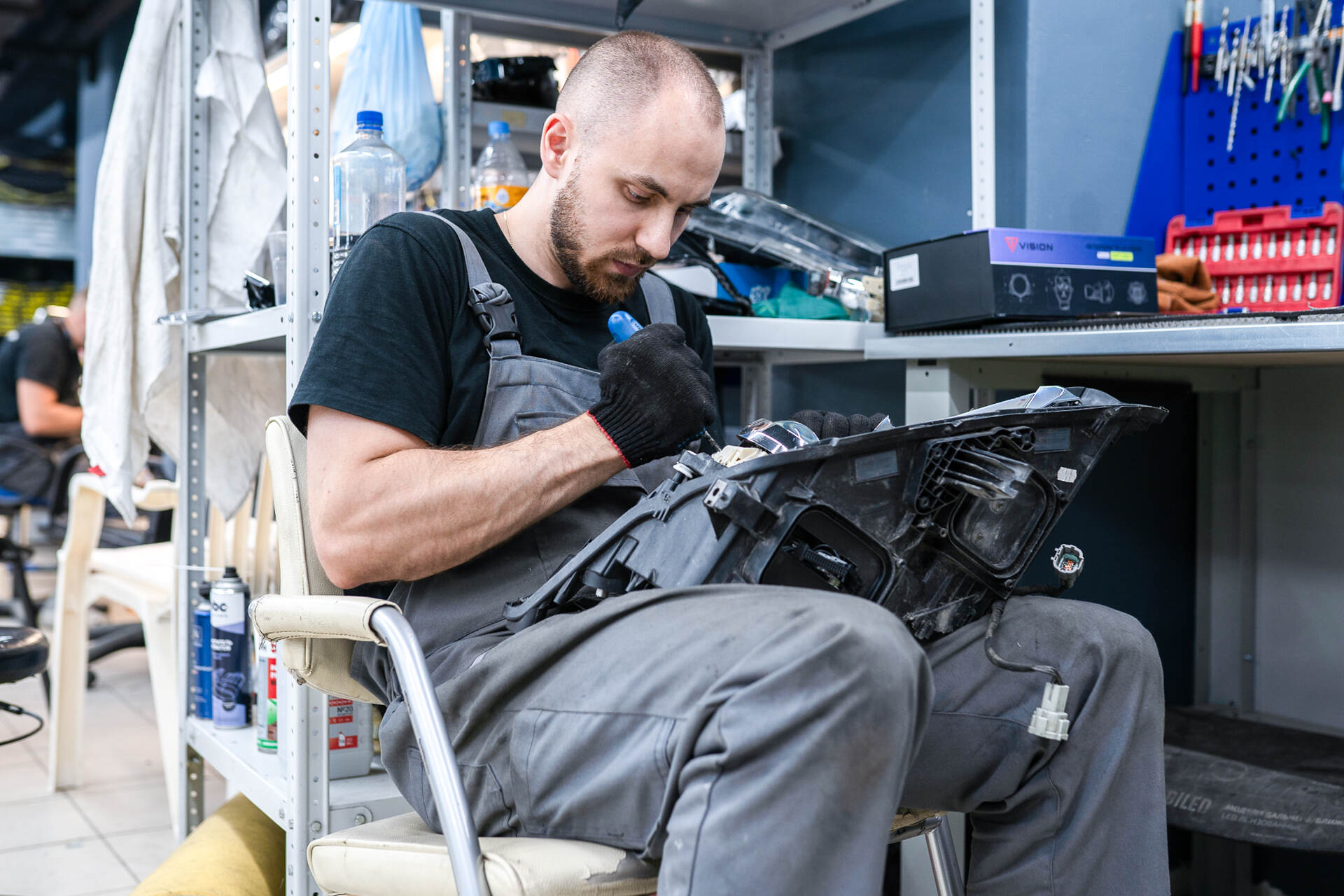 Разбираем фары и вычищаем остатки герметика.