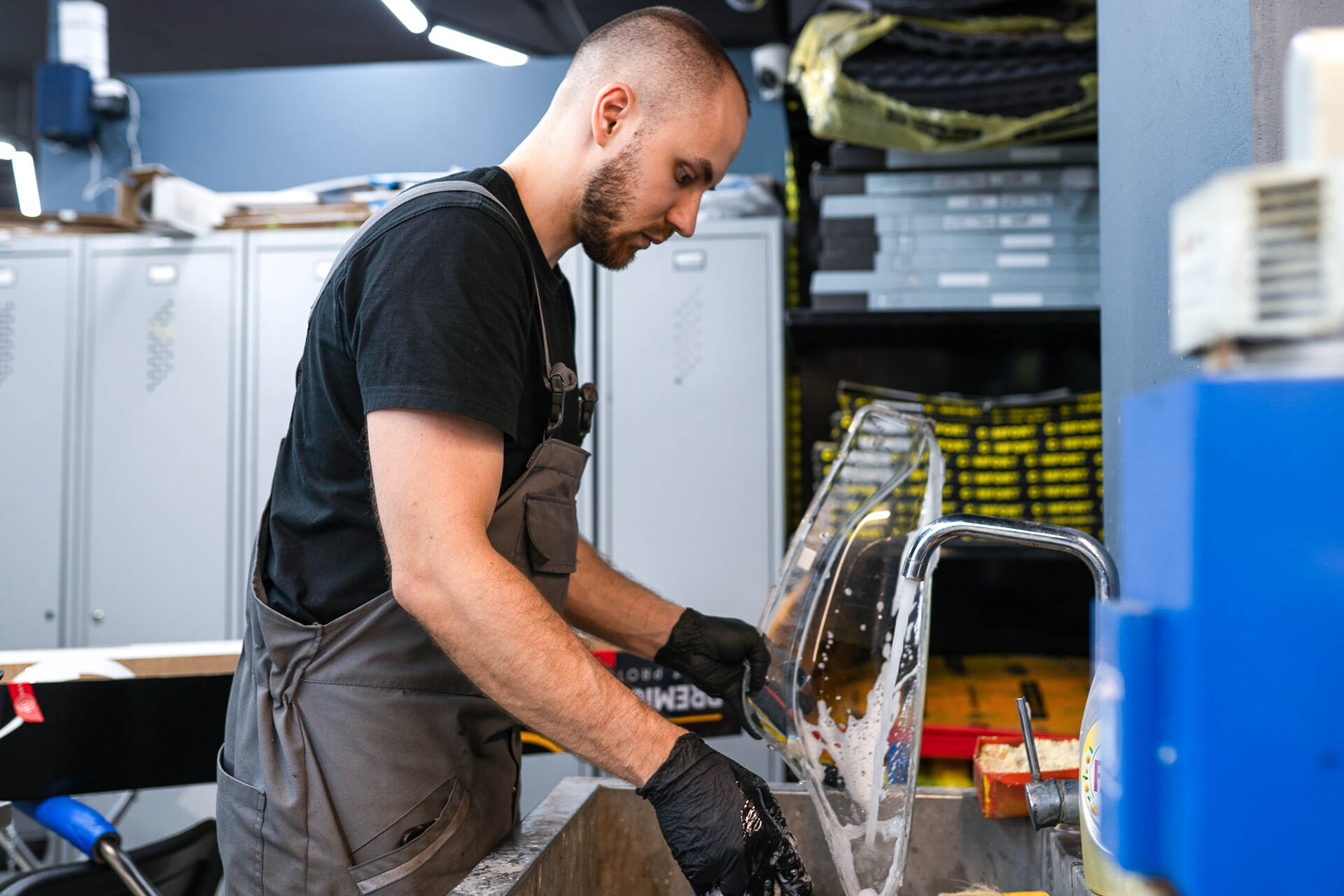 Чистим стекла и герметизируем фары.