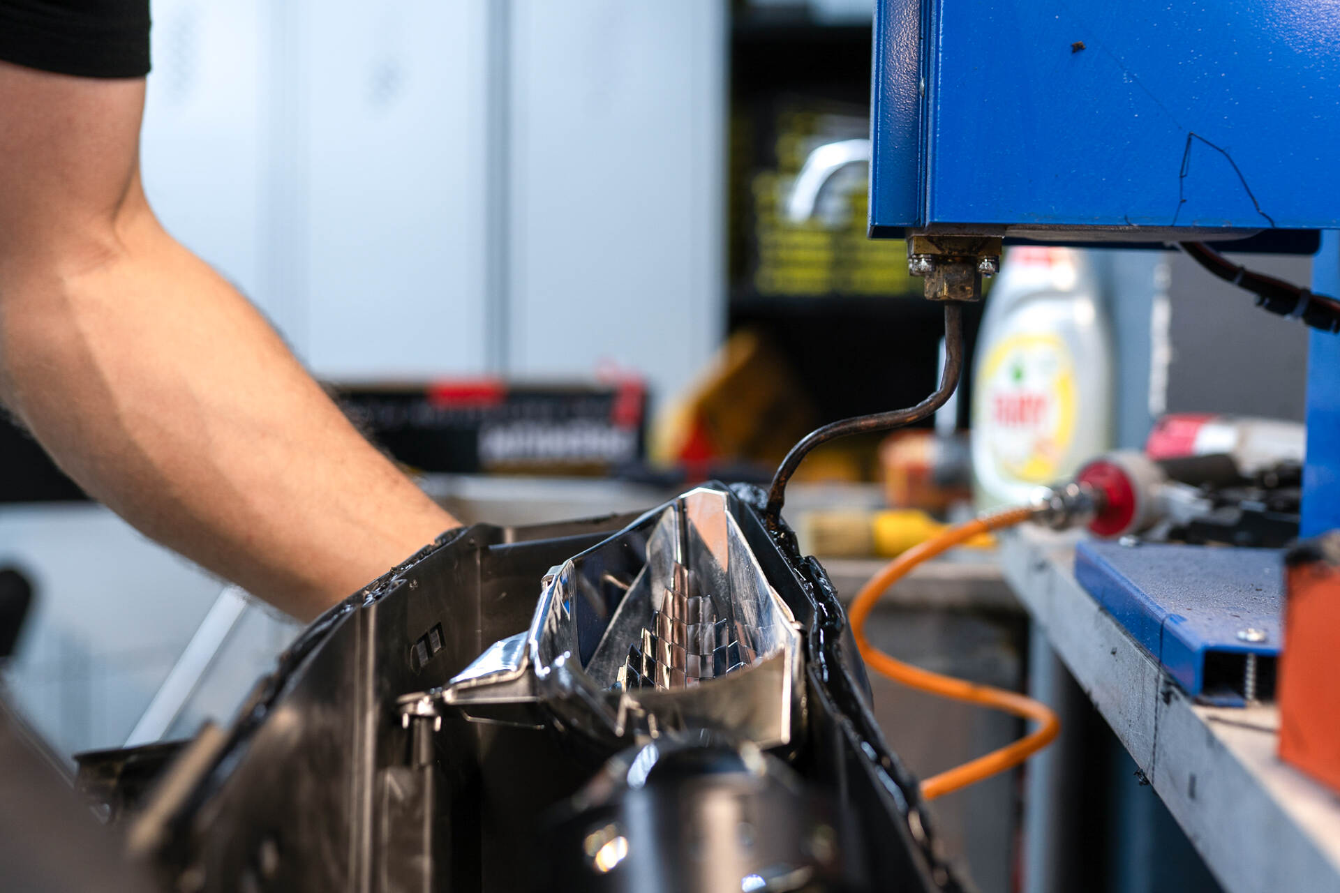 Чистим стекла и герметизируем фары.