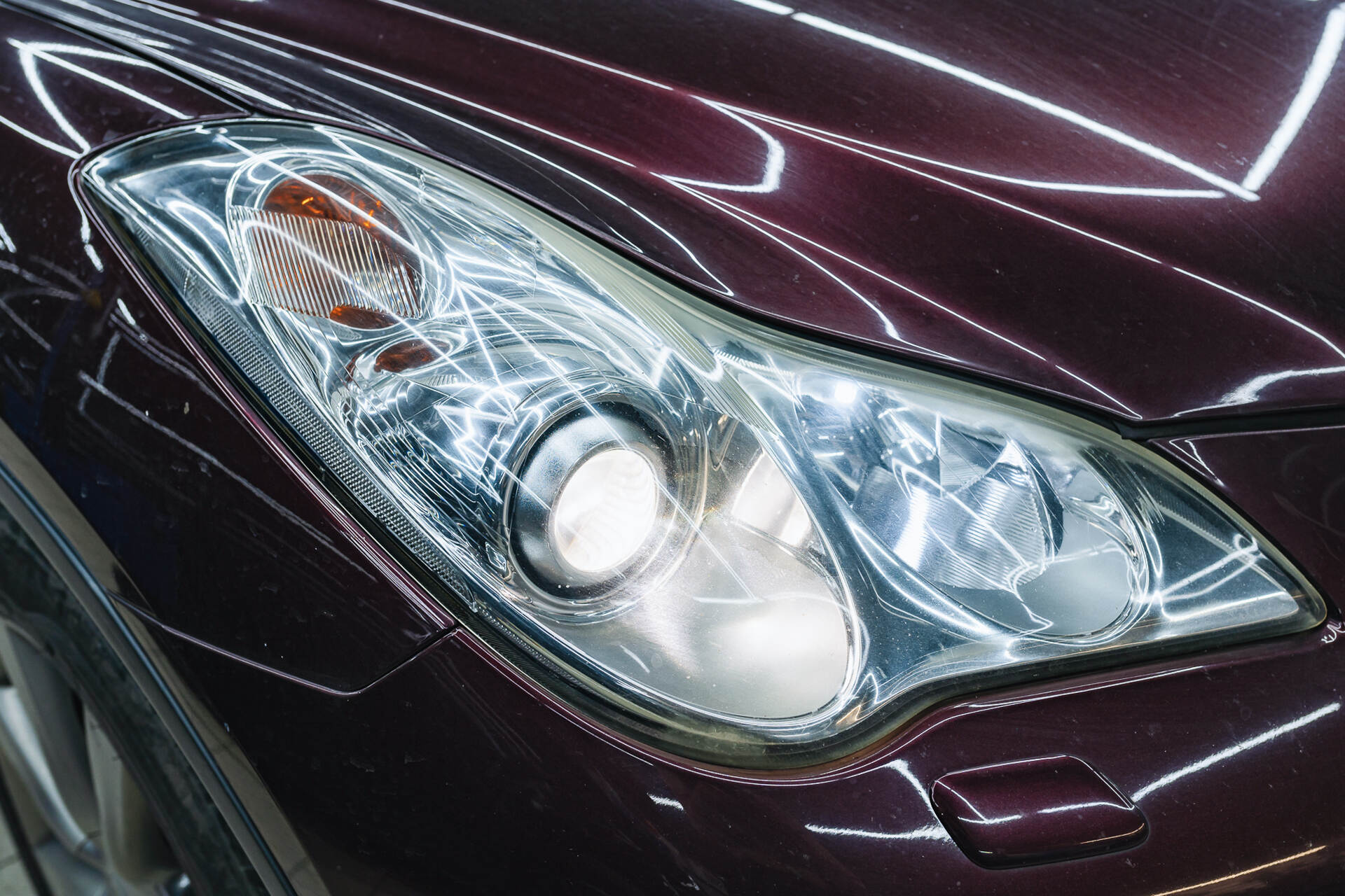 Исходный свет фар и вид автомобиля в момент обращения.