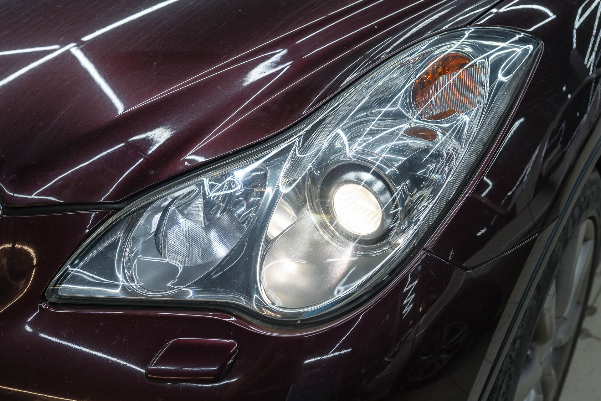 Исходный свет фар и вид автомобиля в момент обращения.