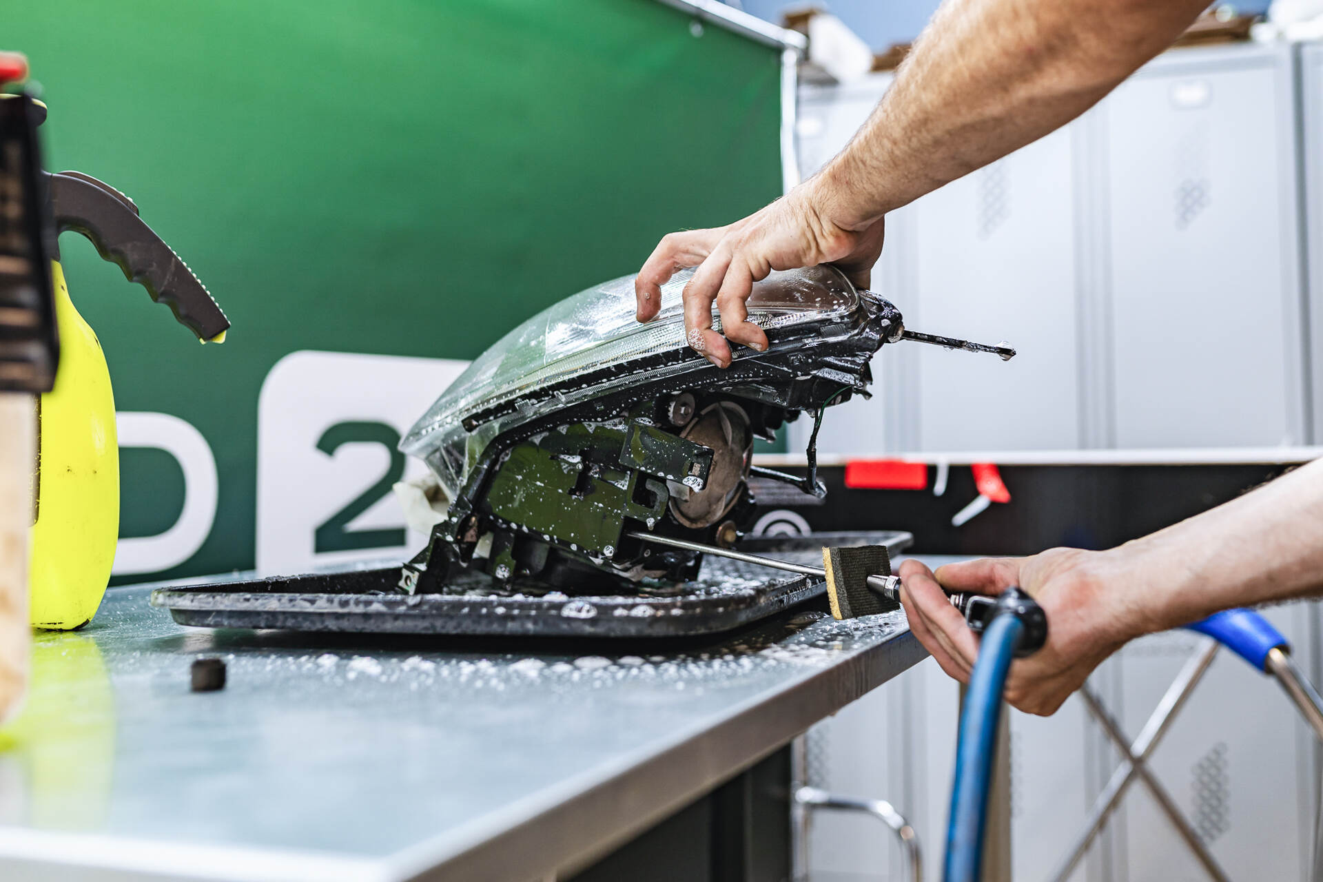 Дефектуем и разбираем фары.