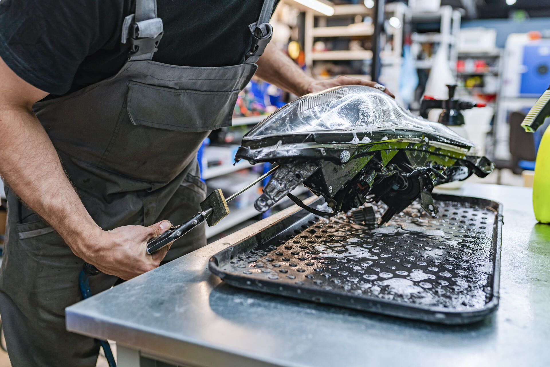 Дефектуем и разбираем фары.