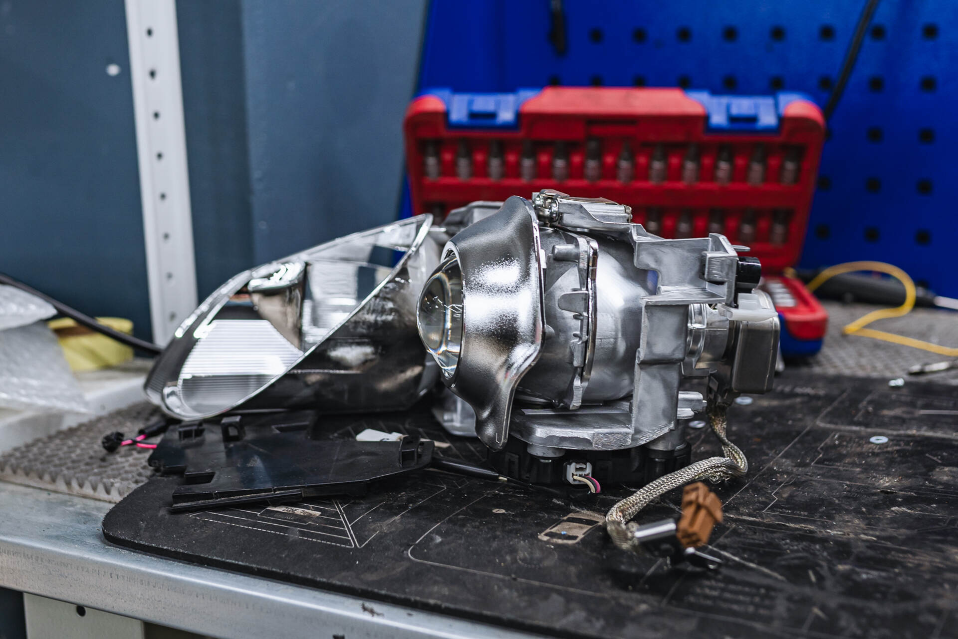 Дефектуем и разбираем фары.