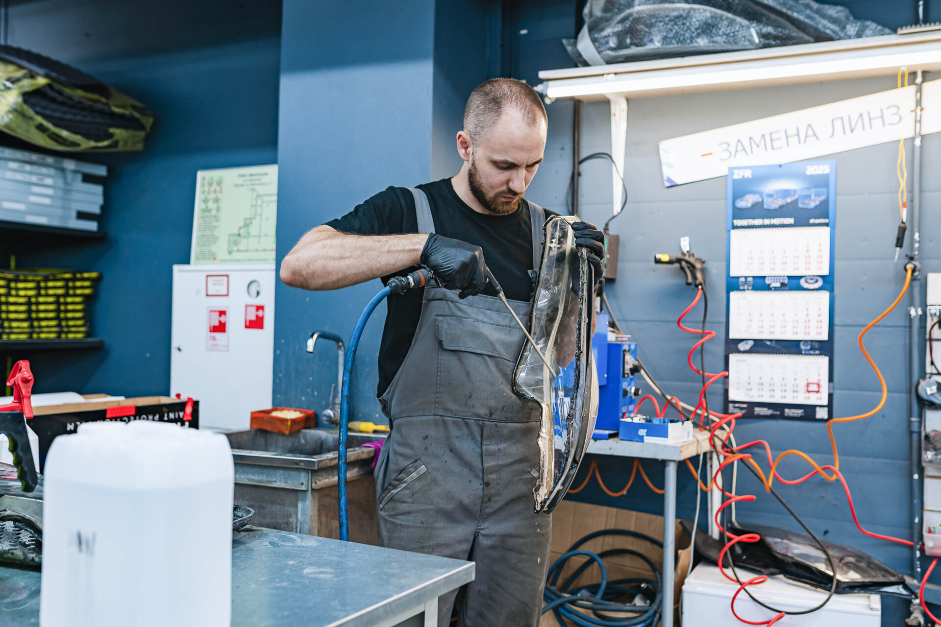 Чистим стёкла фар, регулируем новый головной свет и полируем фары.