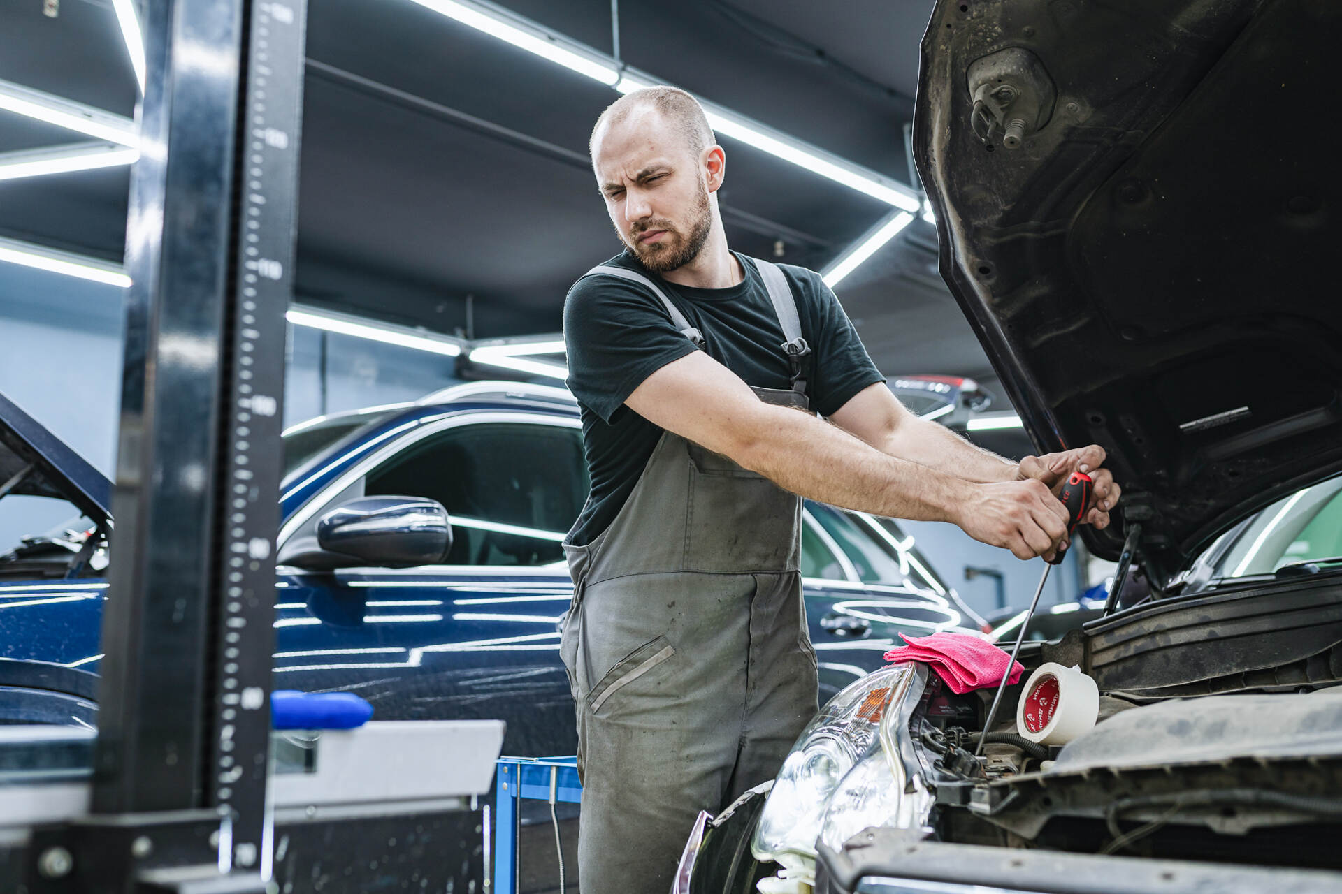 Чистим стёкла фар, регулируем новый головной свет и полируем фары.