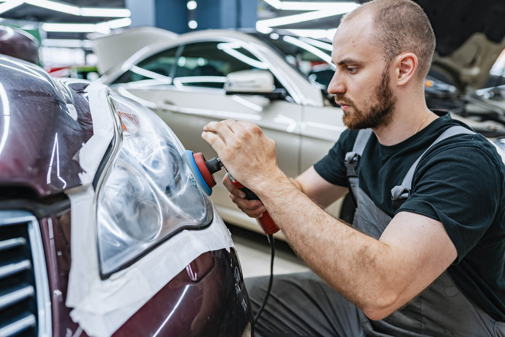 Чистим стёкла фар, регулируем новый головной свет и полируем фары.