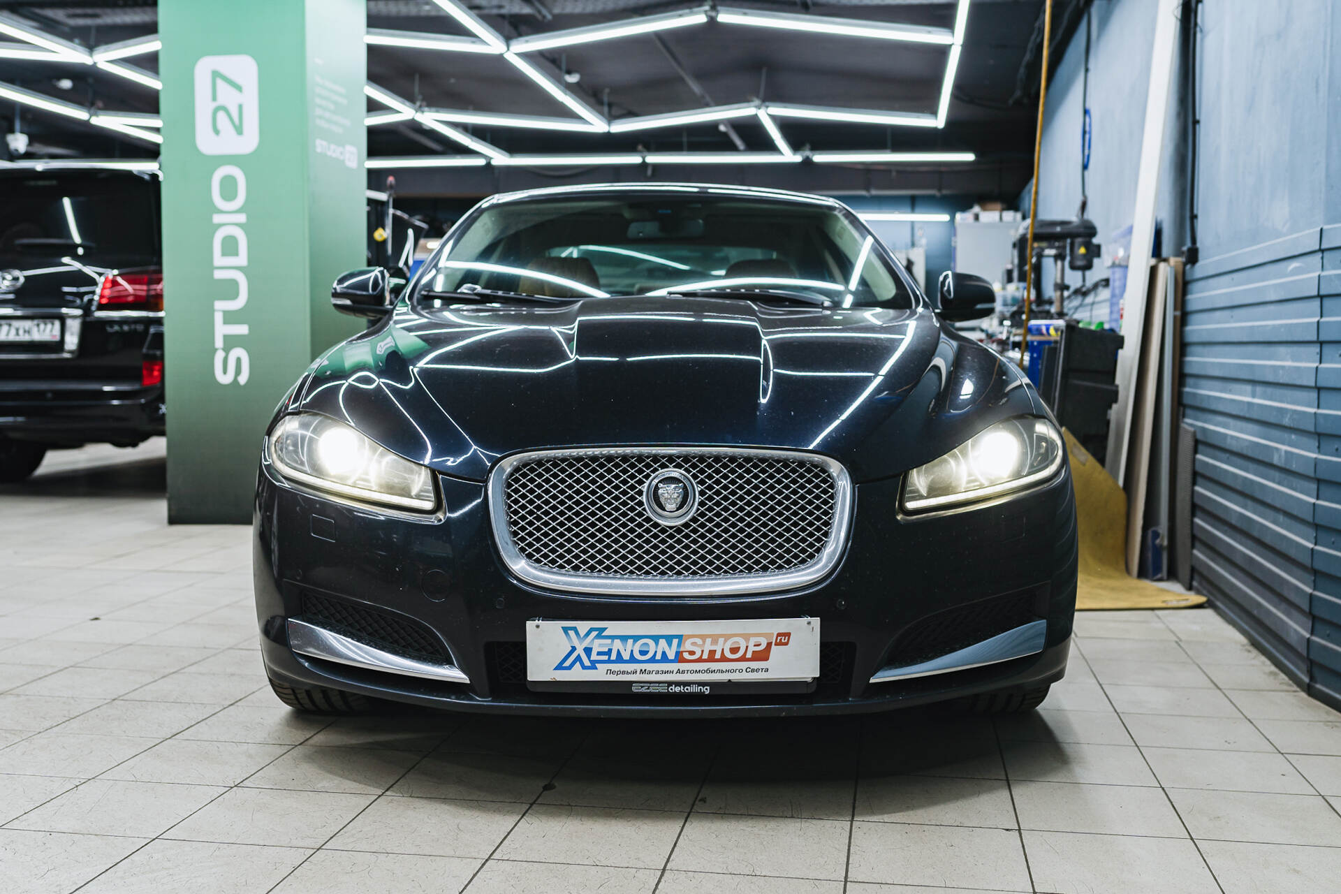 Исходный свет фар и вид автомобиля в момент обращения.