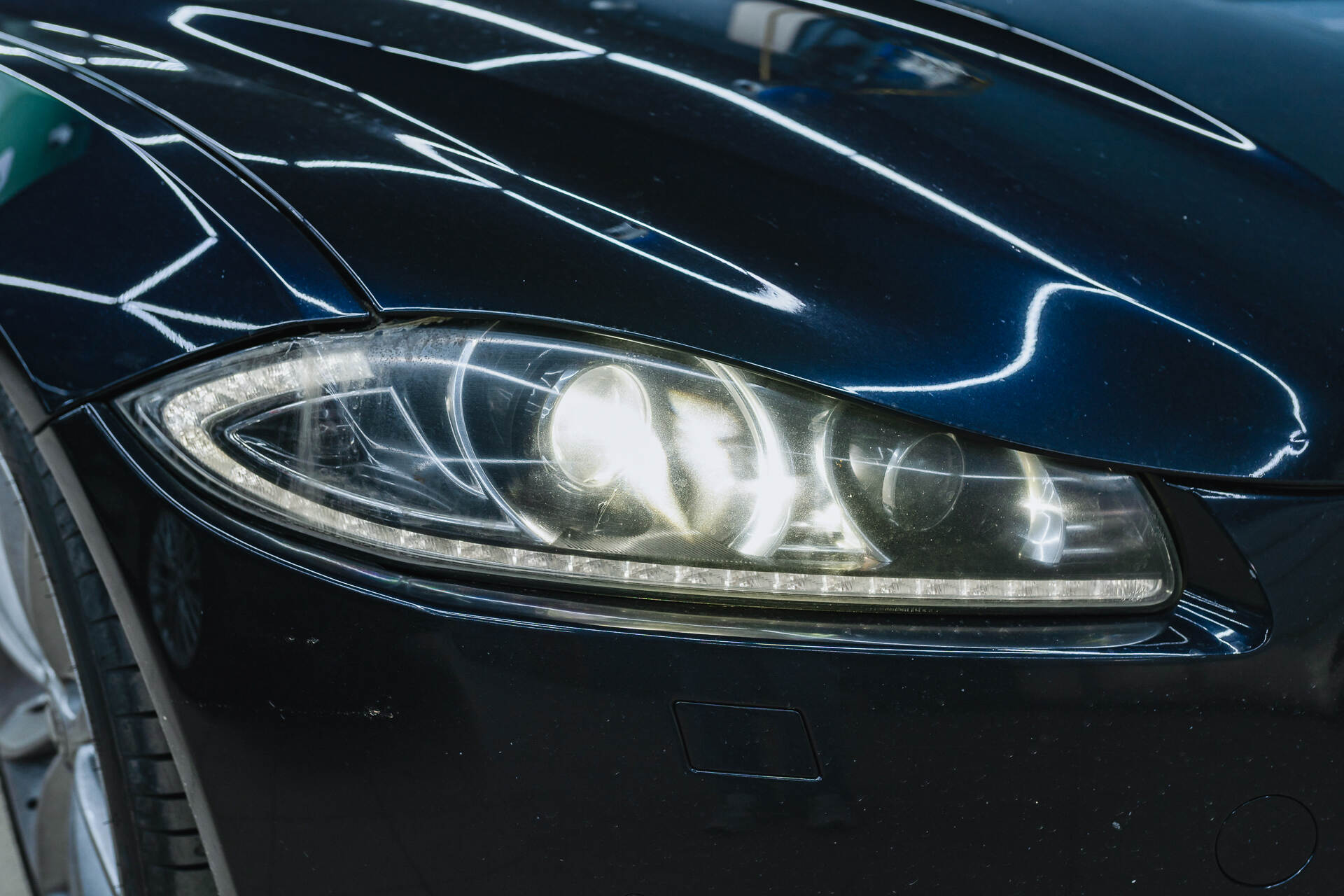 Исходный свет фар и вид автомобиля в момент обращения.