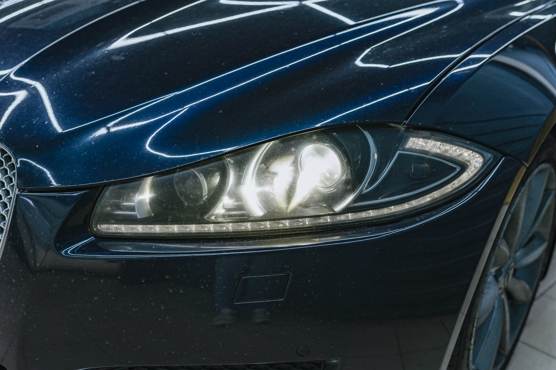 Исходный свет фар и вид автомобиля в момент обращения.