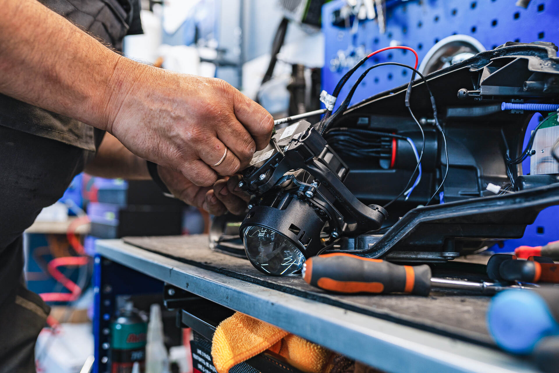 Установка новых линз в фары.