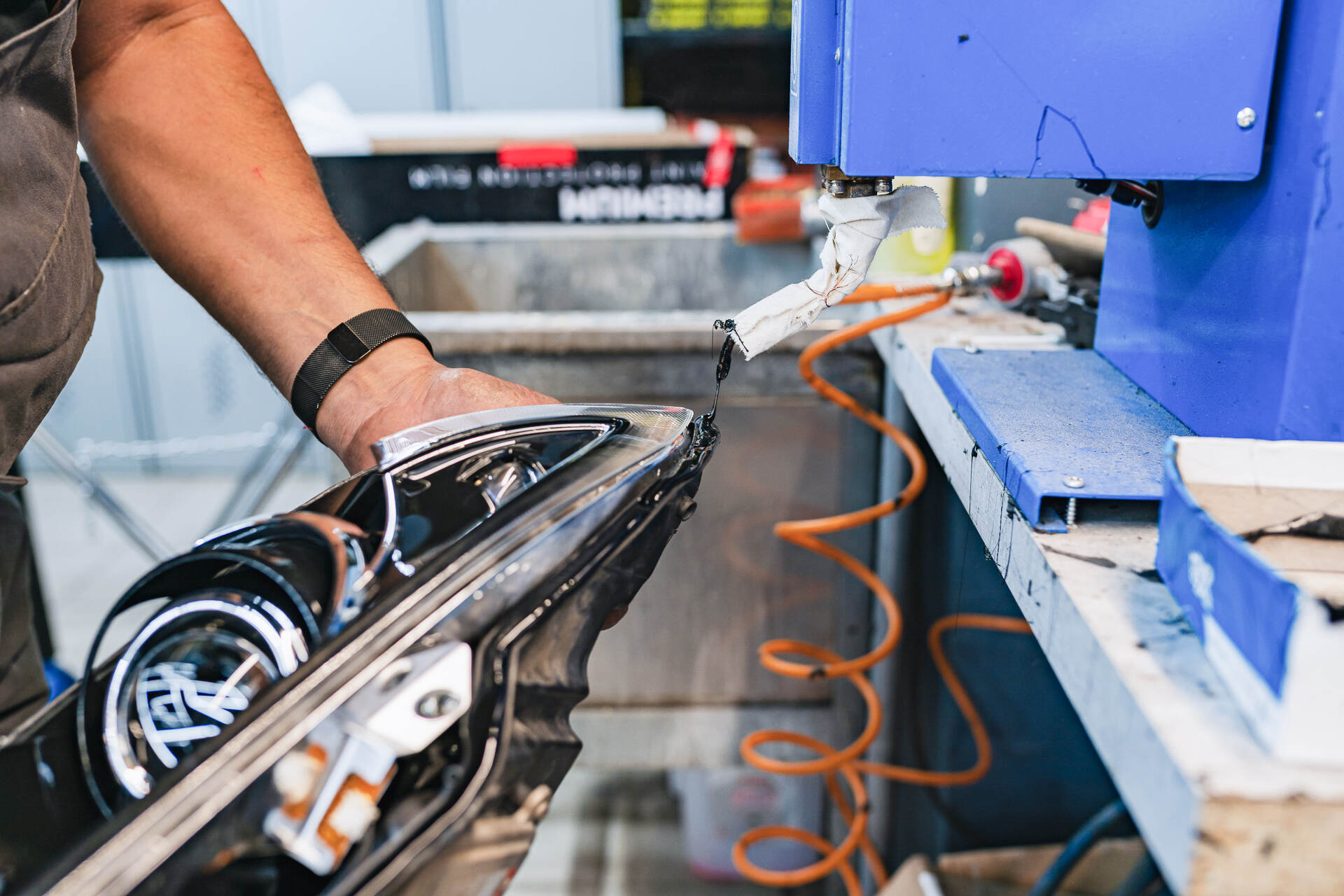 Герметизируем фары.