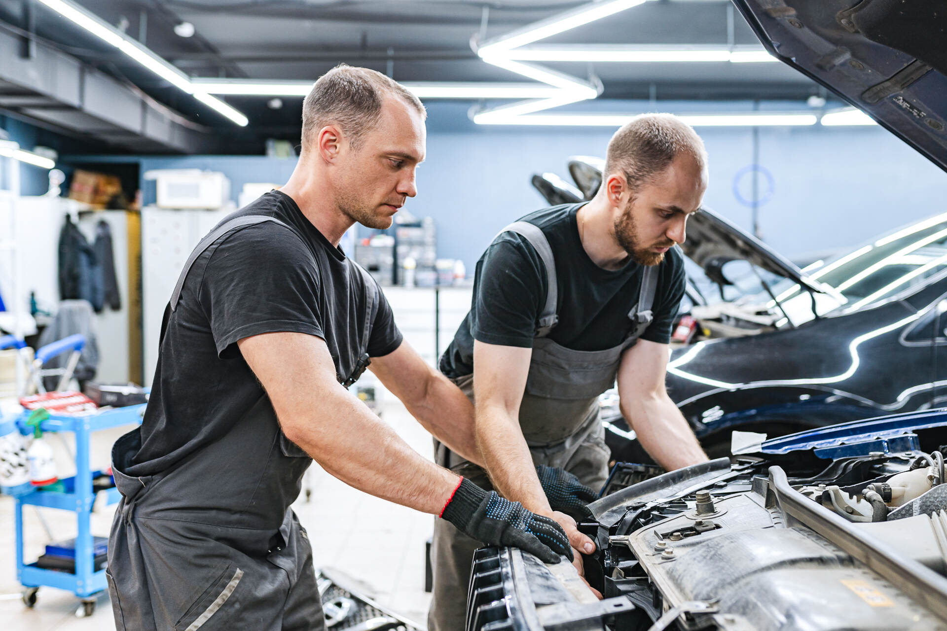 Герметизируем фару новым стеклом и собираем автомобиль.