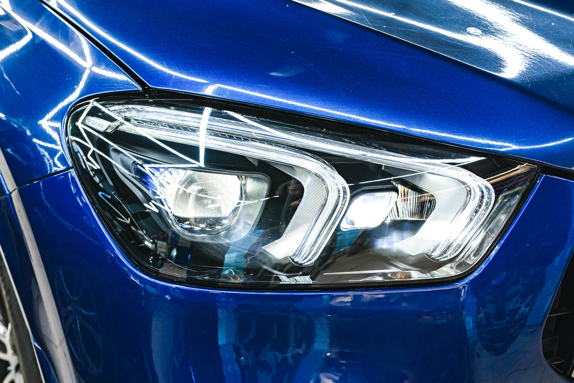 Итоговая светотеневая граница, вид фары и автомобиля после ремонта.