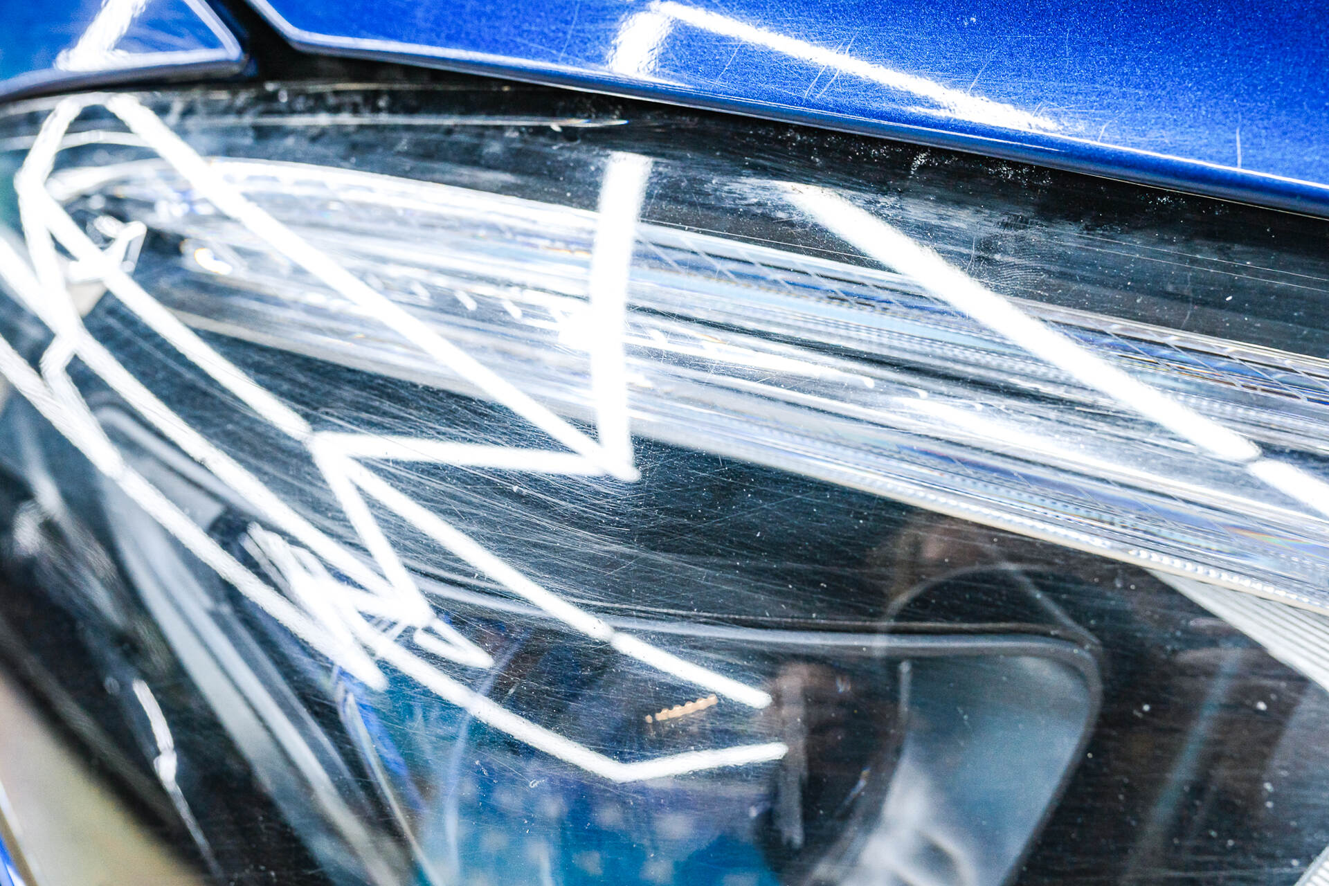 Исходное состояние фары и вид автомобиля в момент обращения.