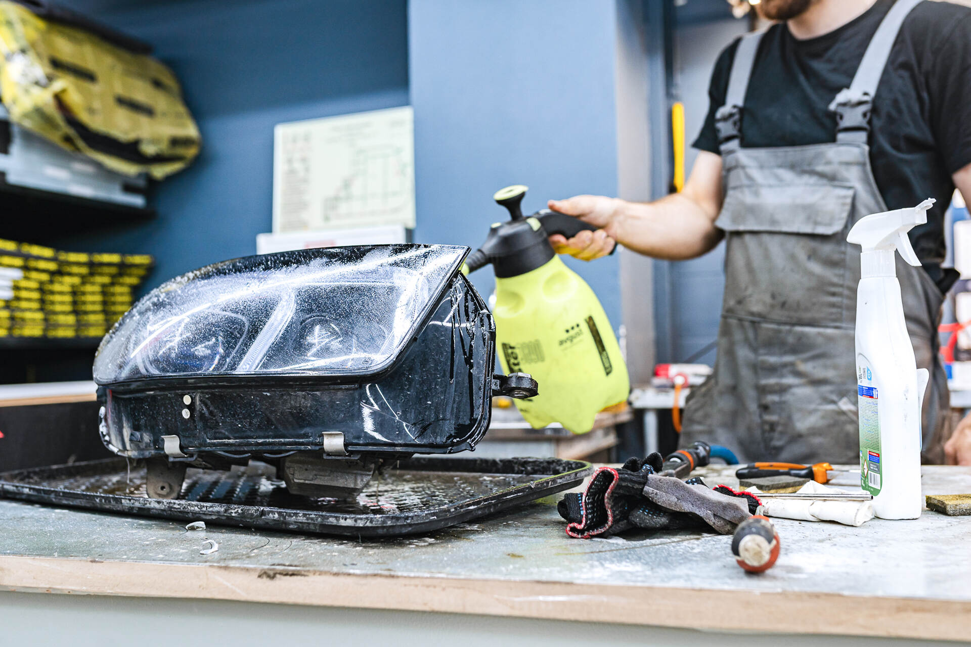 Демонтируем, дефектуем и разбираем фару.