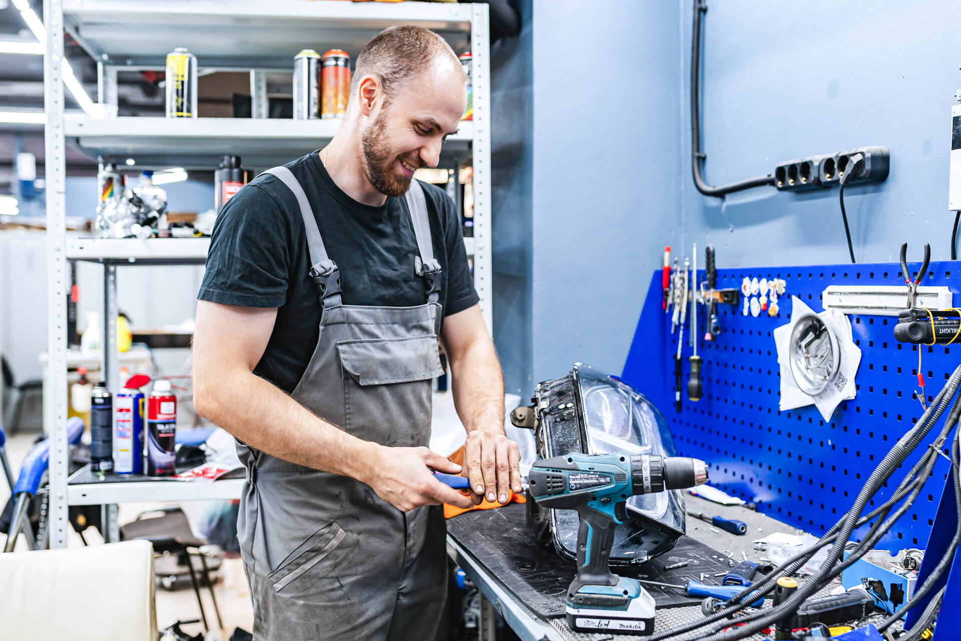 Демонтируем, дефектуем и разбираем фару.