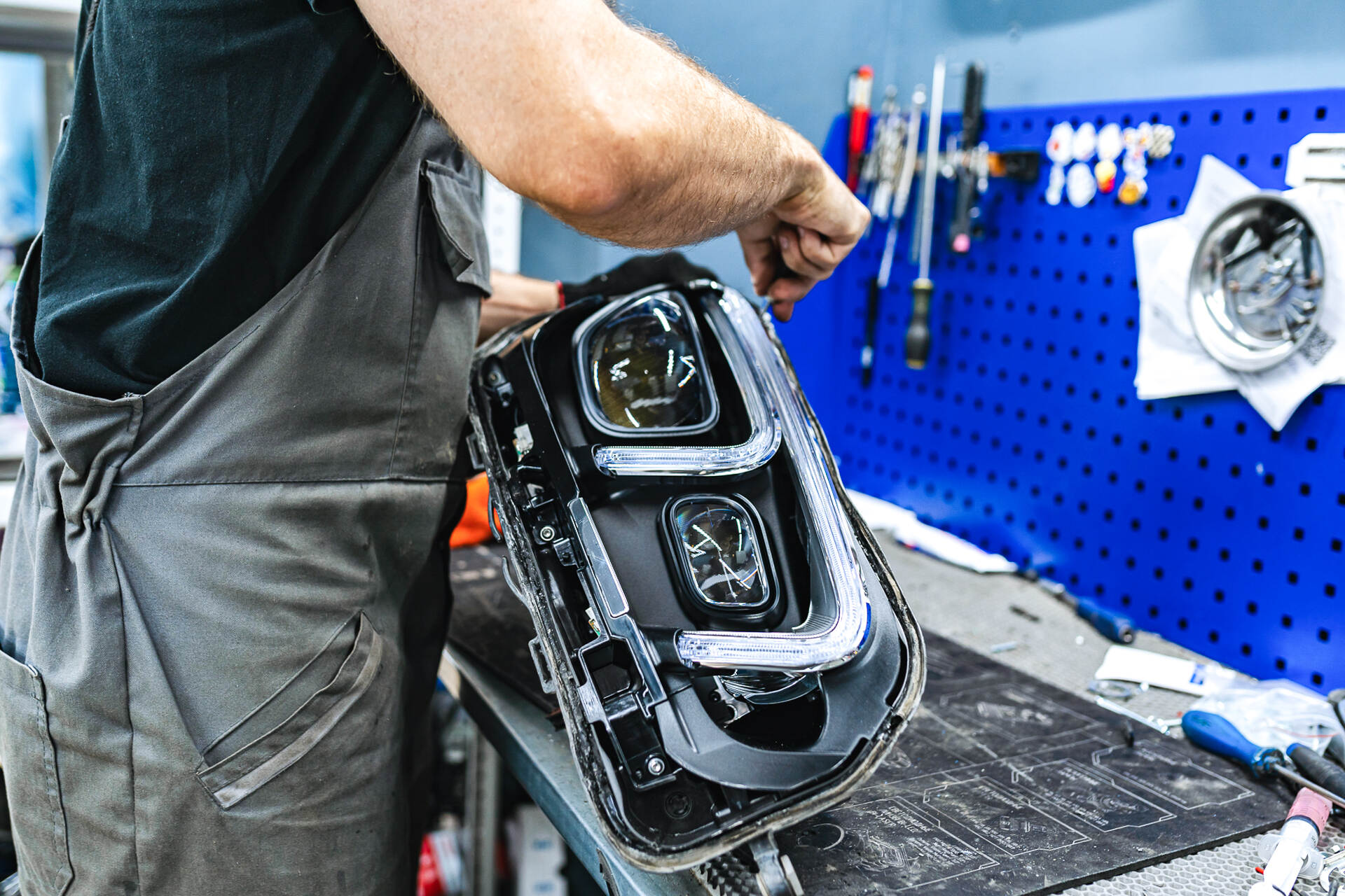 Демонтируем, дефектуем и разбираем фару.