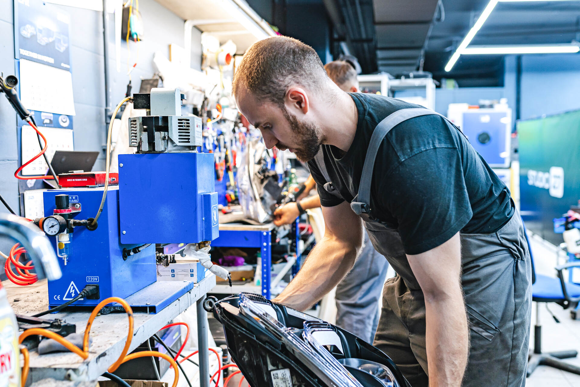 Герметизируем фару новым стеклом и собираем автомобиль.