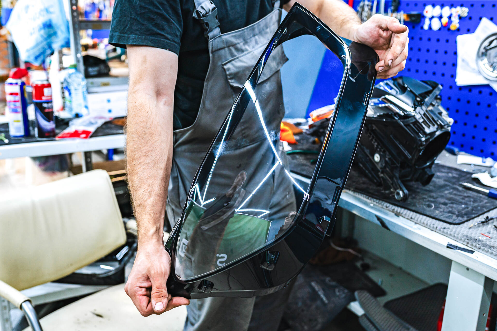 Герметизируем фару новым стеклом и собираем автомобиль.