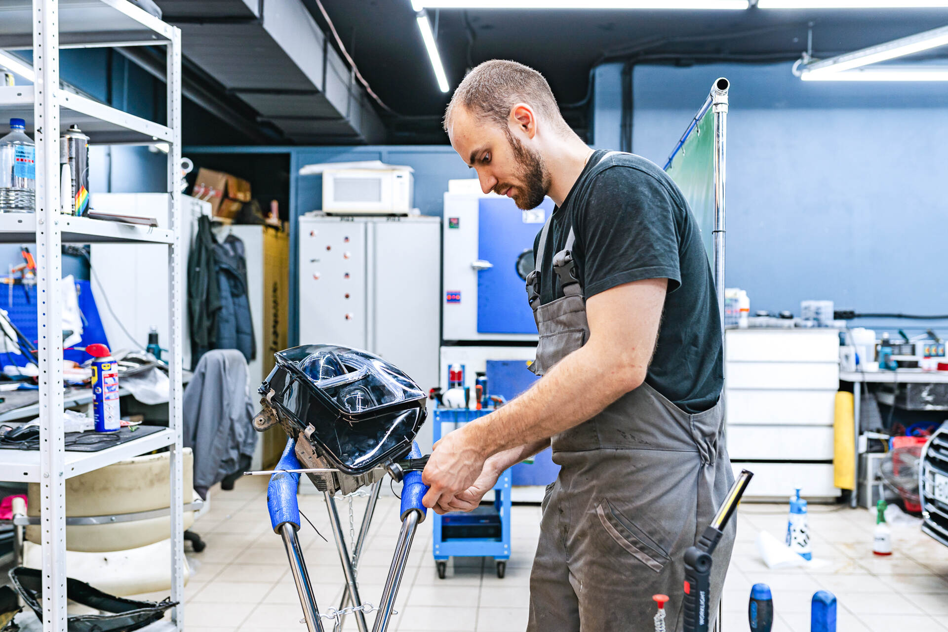 Герметизируем фару новым стеклом и собираем автомобиль.