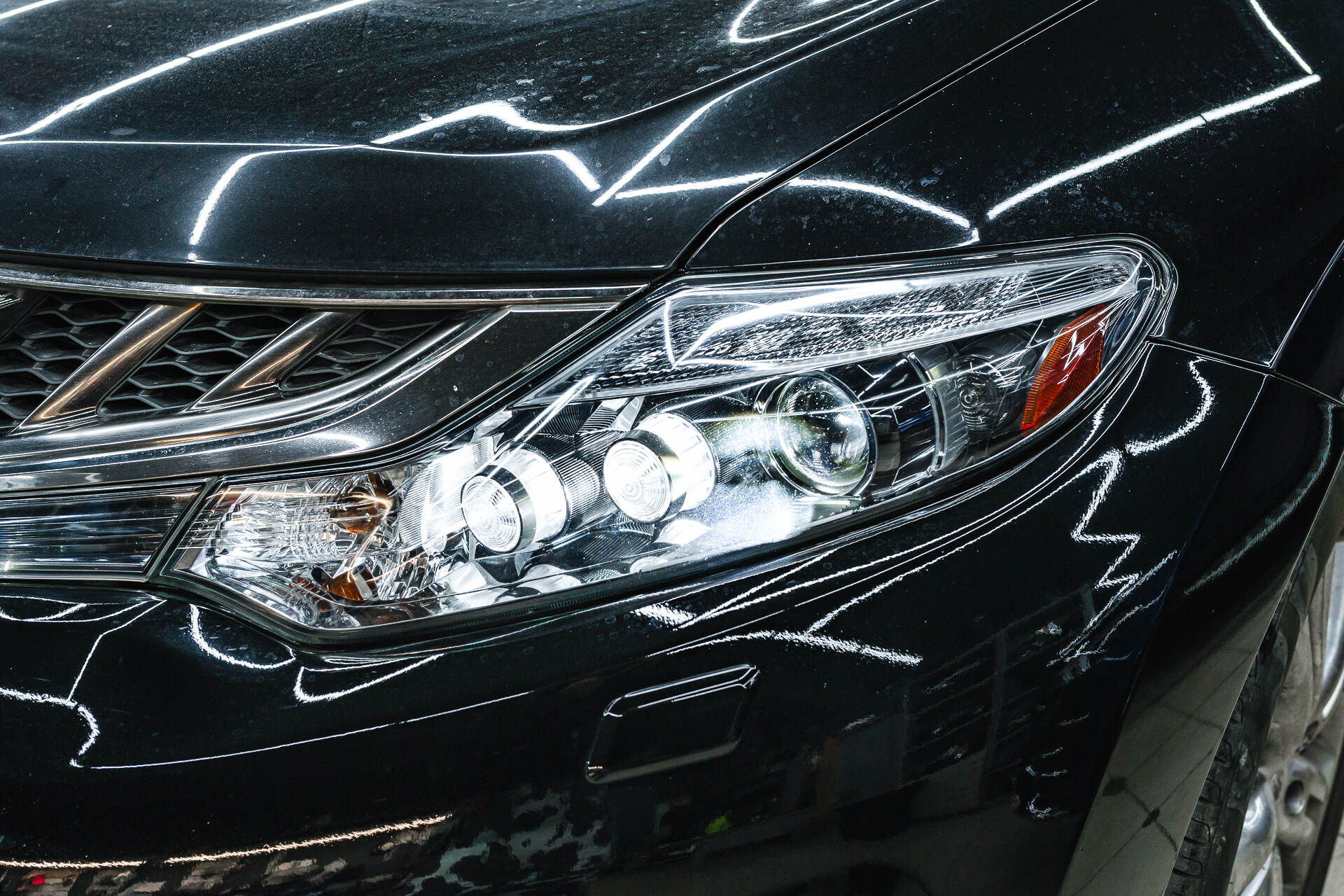 Итоговая светотеневая граница, свет фар и вид авто после работы.